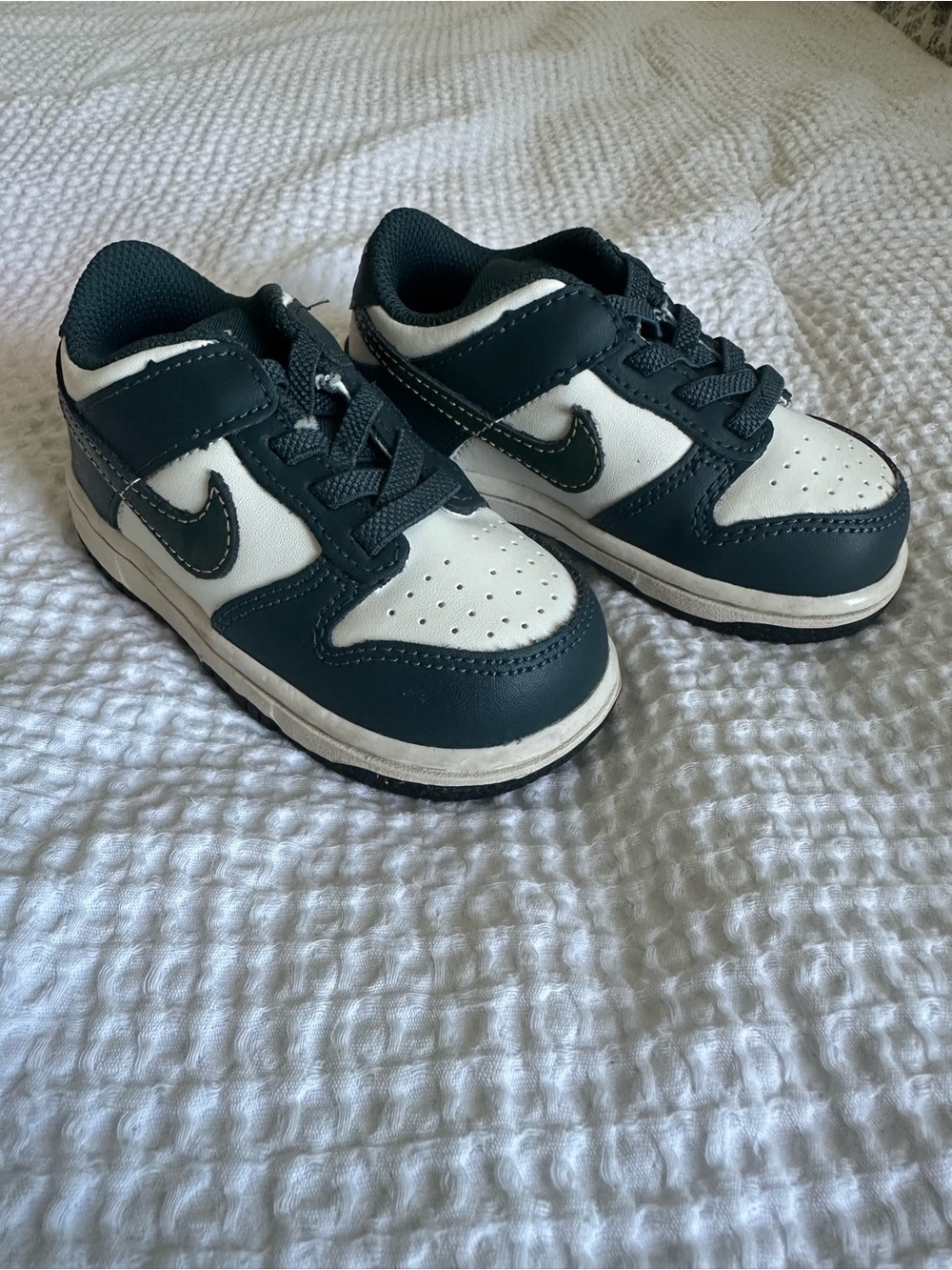 Nike Dunk Low Deep Jungle Sneakers in White & Dark Green Size 6c